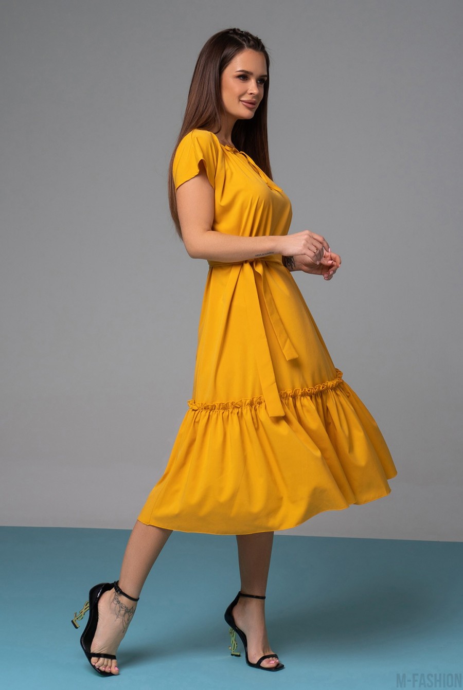 Свободное горчичное платье с воланом - Фото 2