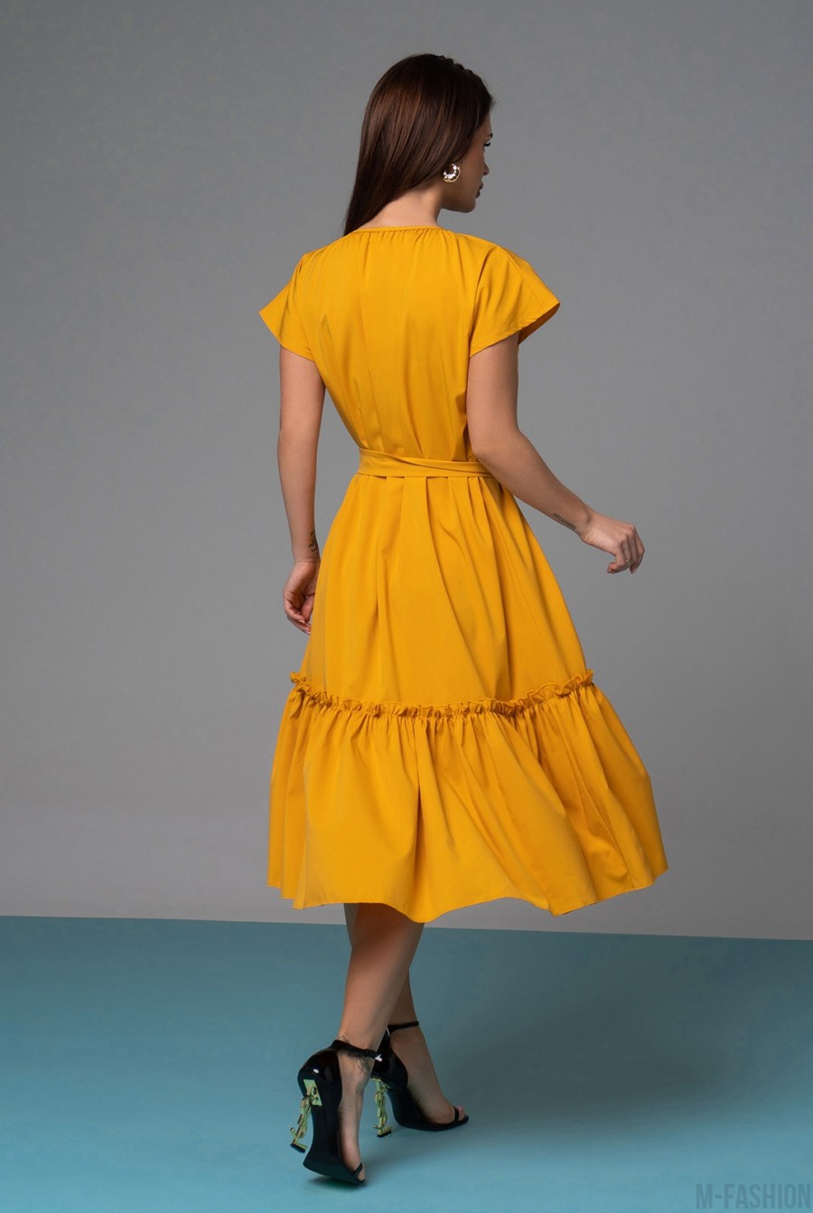 Свободное горчичное платье с воланом - Фото 3