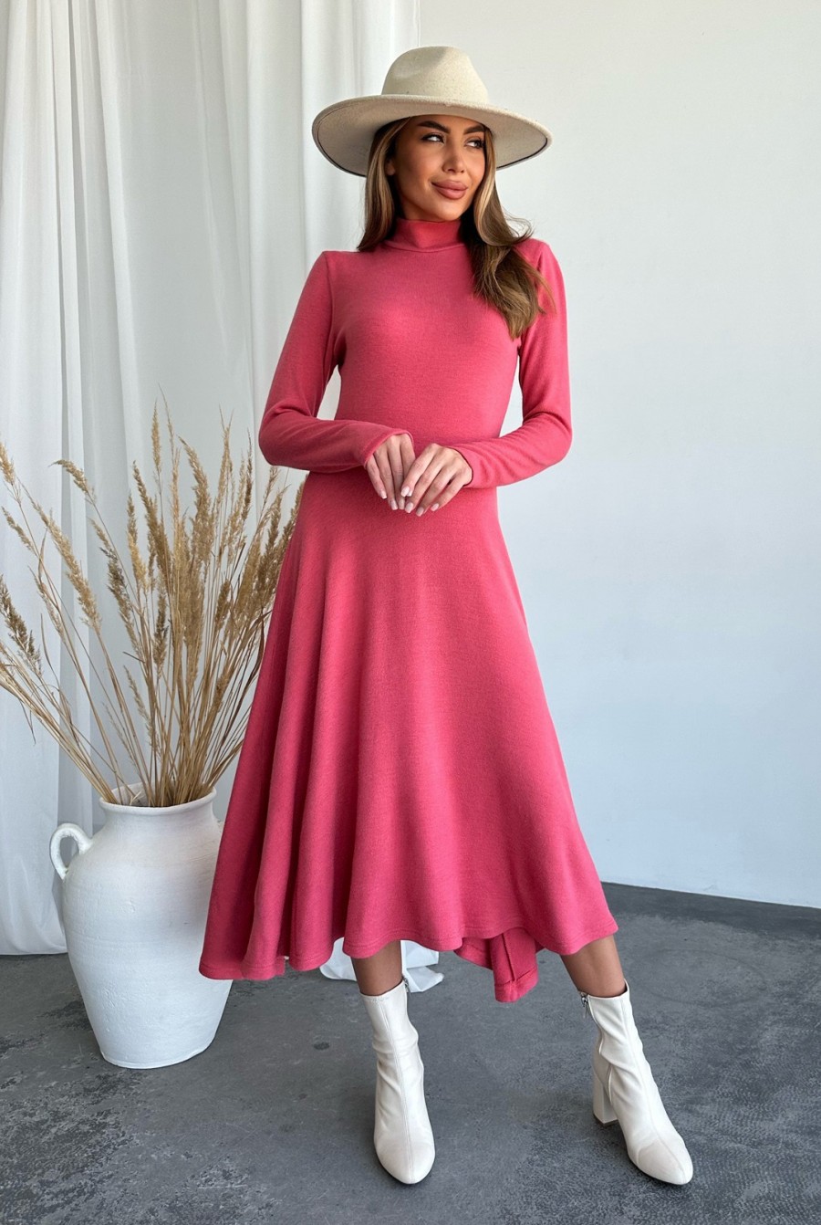 Темно-розовое ангоровое платье с воротником-стойкой  - Фото 1