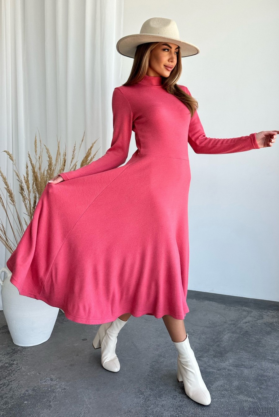 Темно-розовое ангоровое платье с воротником-стойкой - Фото 2
