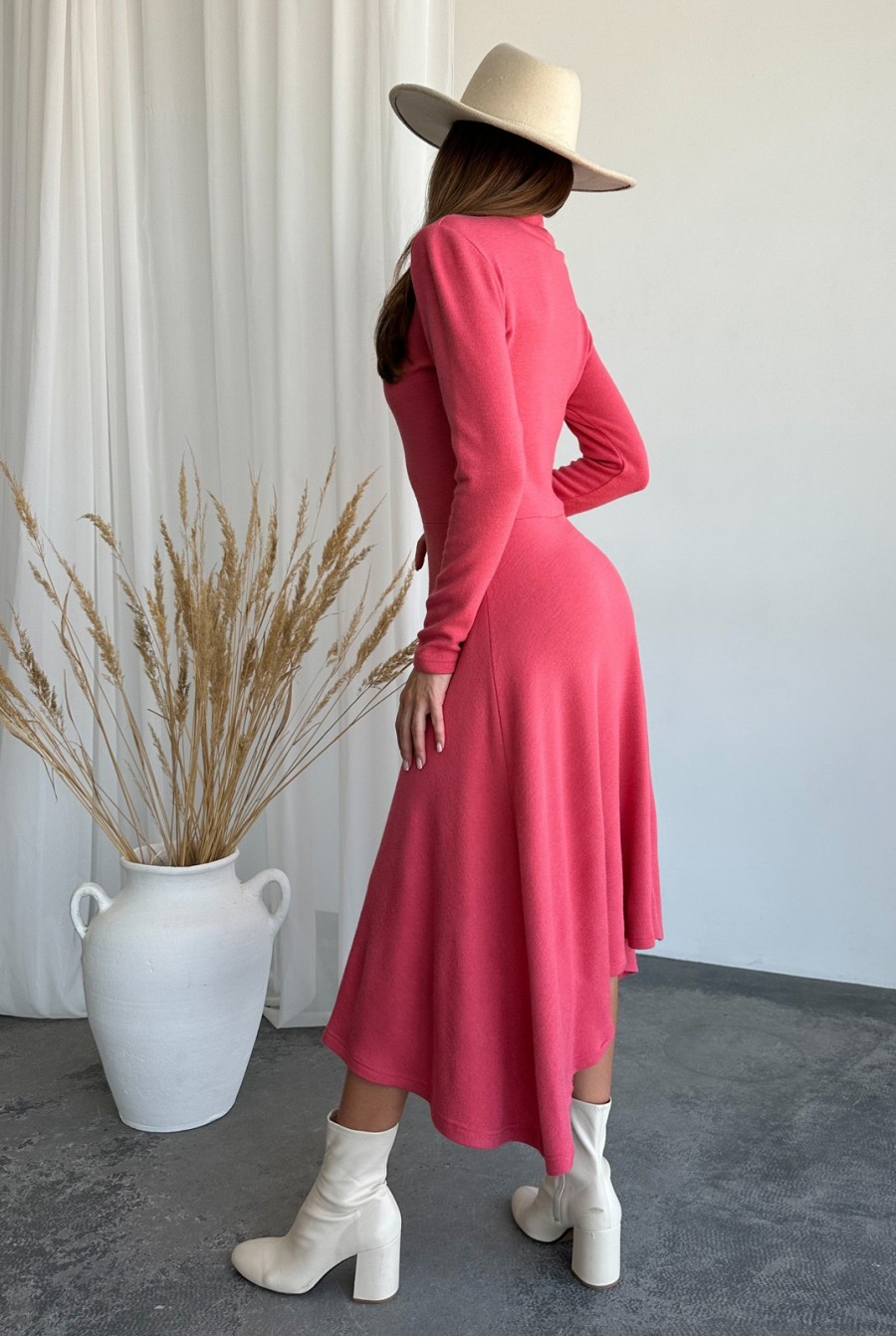 Темно-розовое ангоровое платье с воротником-стойкой - Фото 3