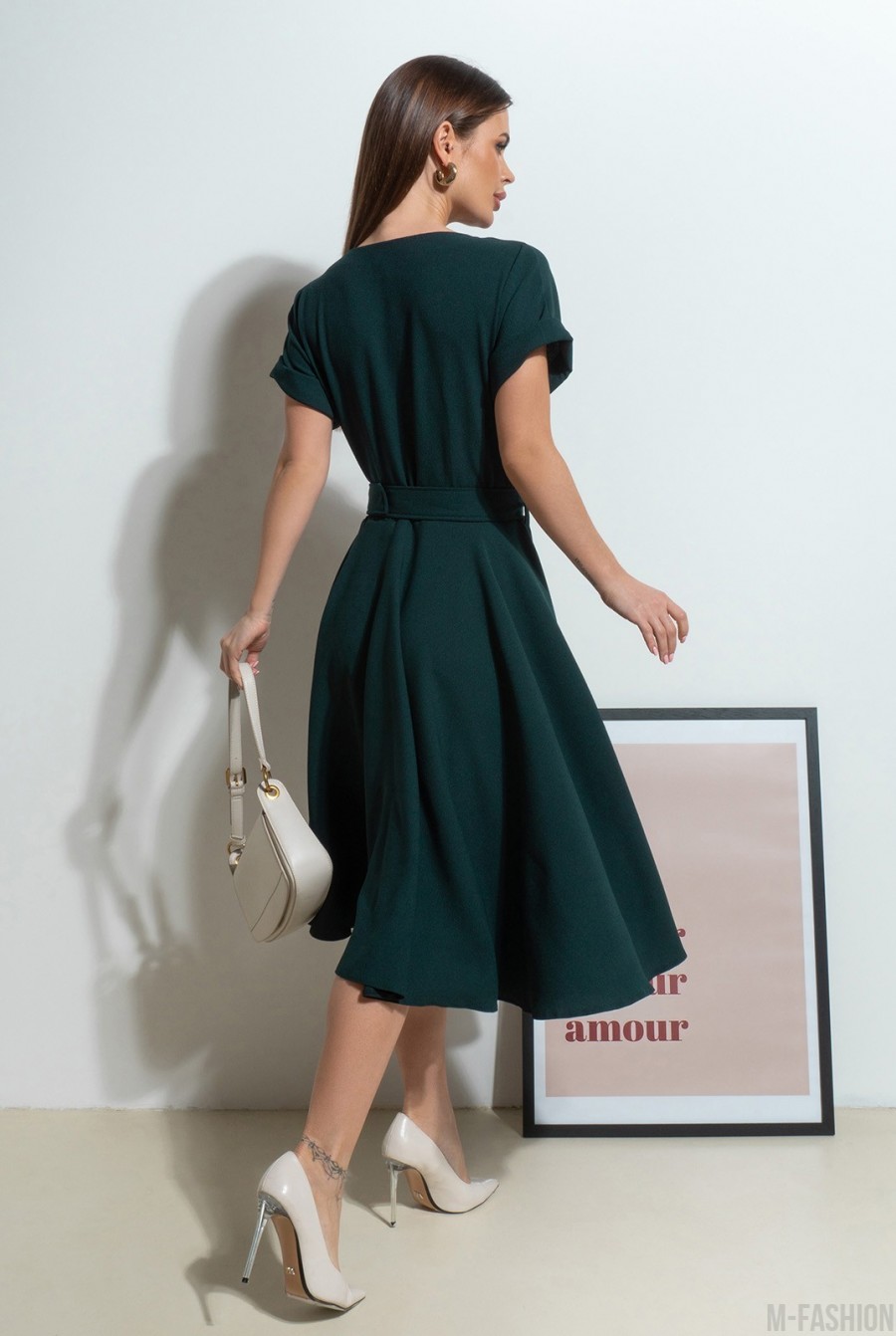 Зеленое однотонное платье миди длины - Фото 3