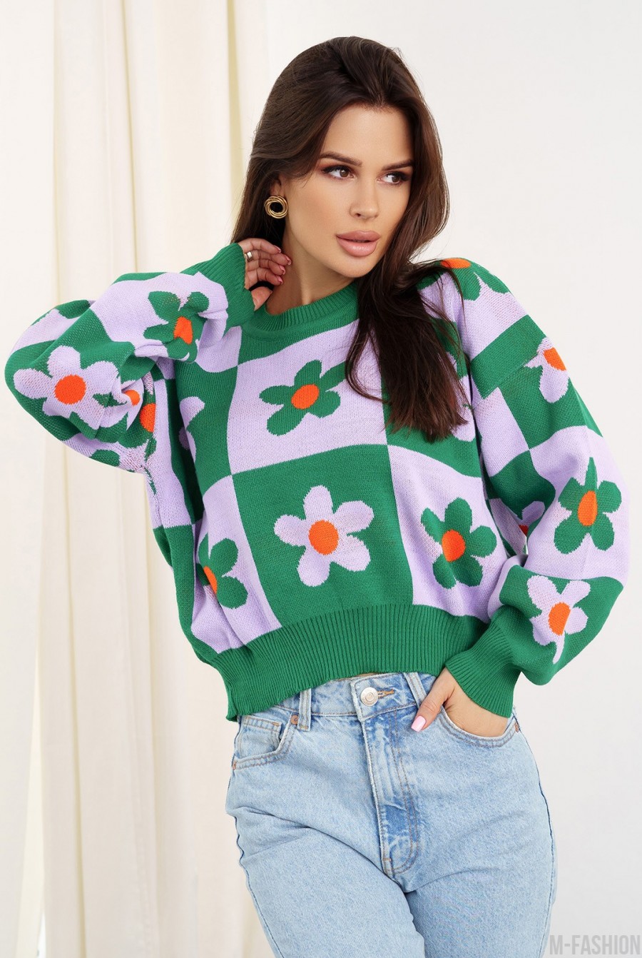 Зеленый клетчатый свитер с цветочным декором  - Фото 1