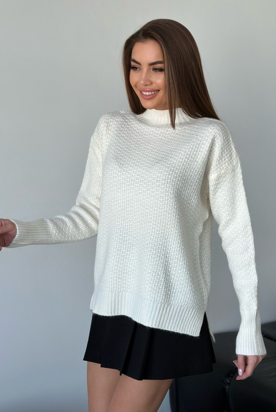Агноровый свободный свитер белого цвета - Фото 2