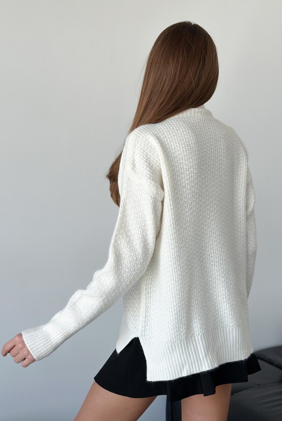 Агноровый свободный свитер белого цвета - Фото 3