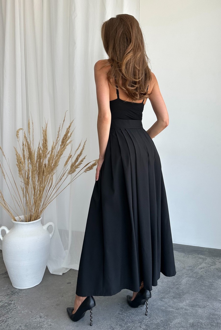Черная длинная расклешенная юбка - Фото 3