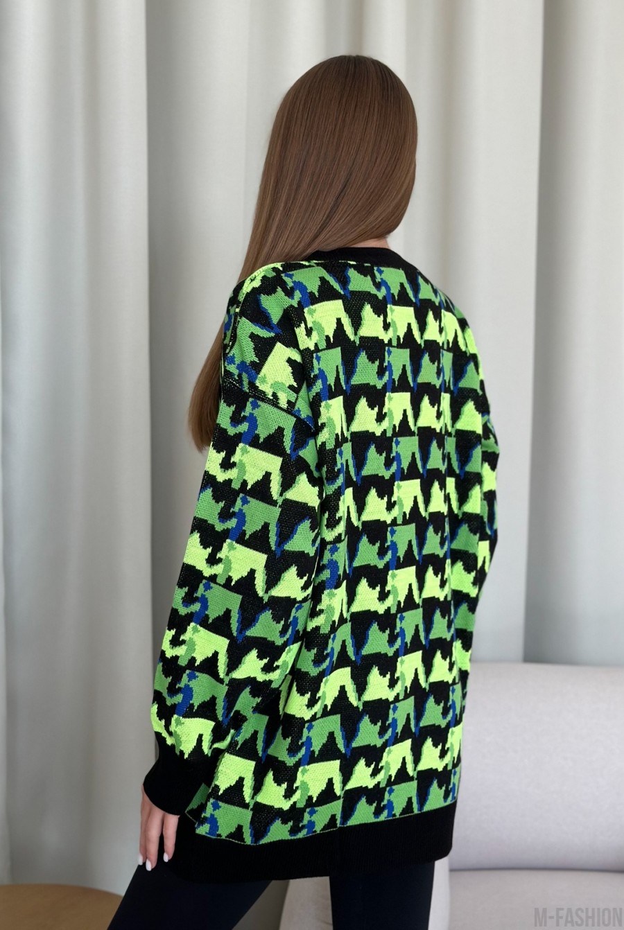 Черно-салатовый свободный свитер с орнаментом - Фото 3