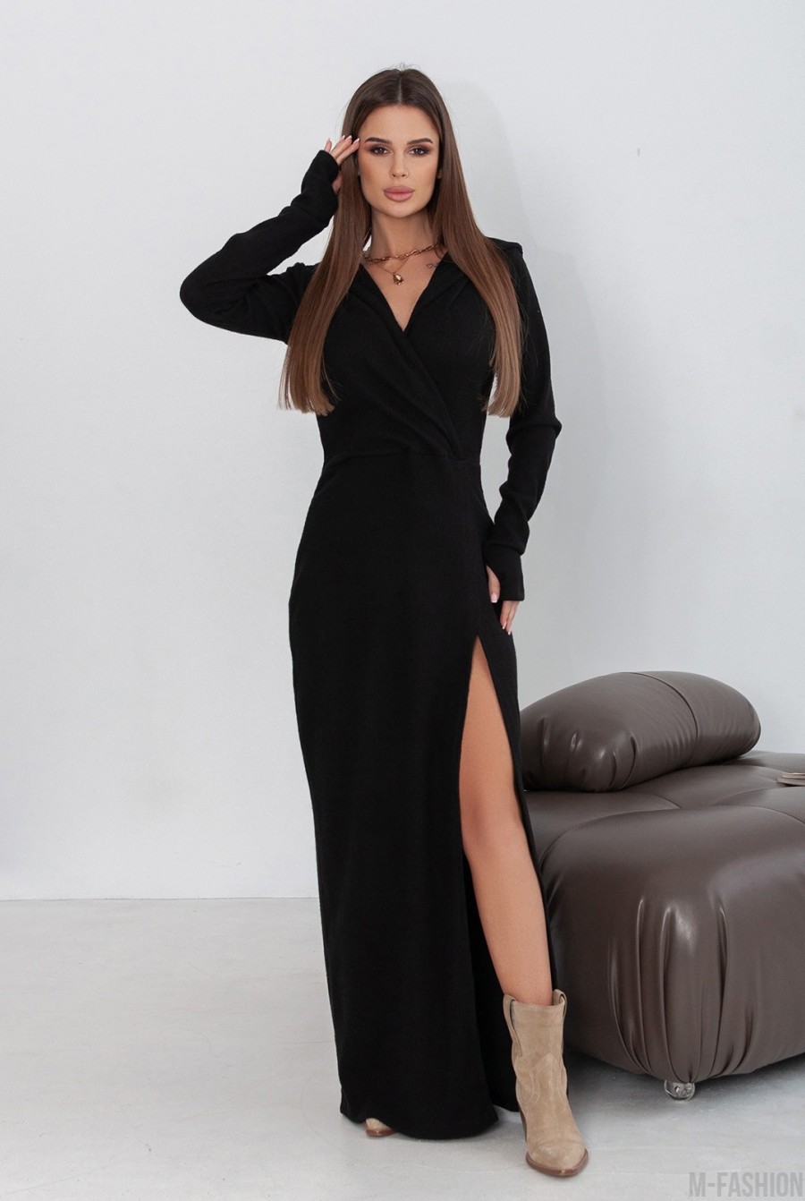 Черное ангоровое длинное платье с разрезом и капюшоном  - Фото 1
