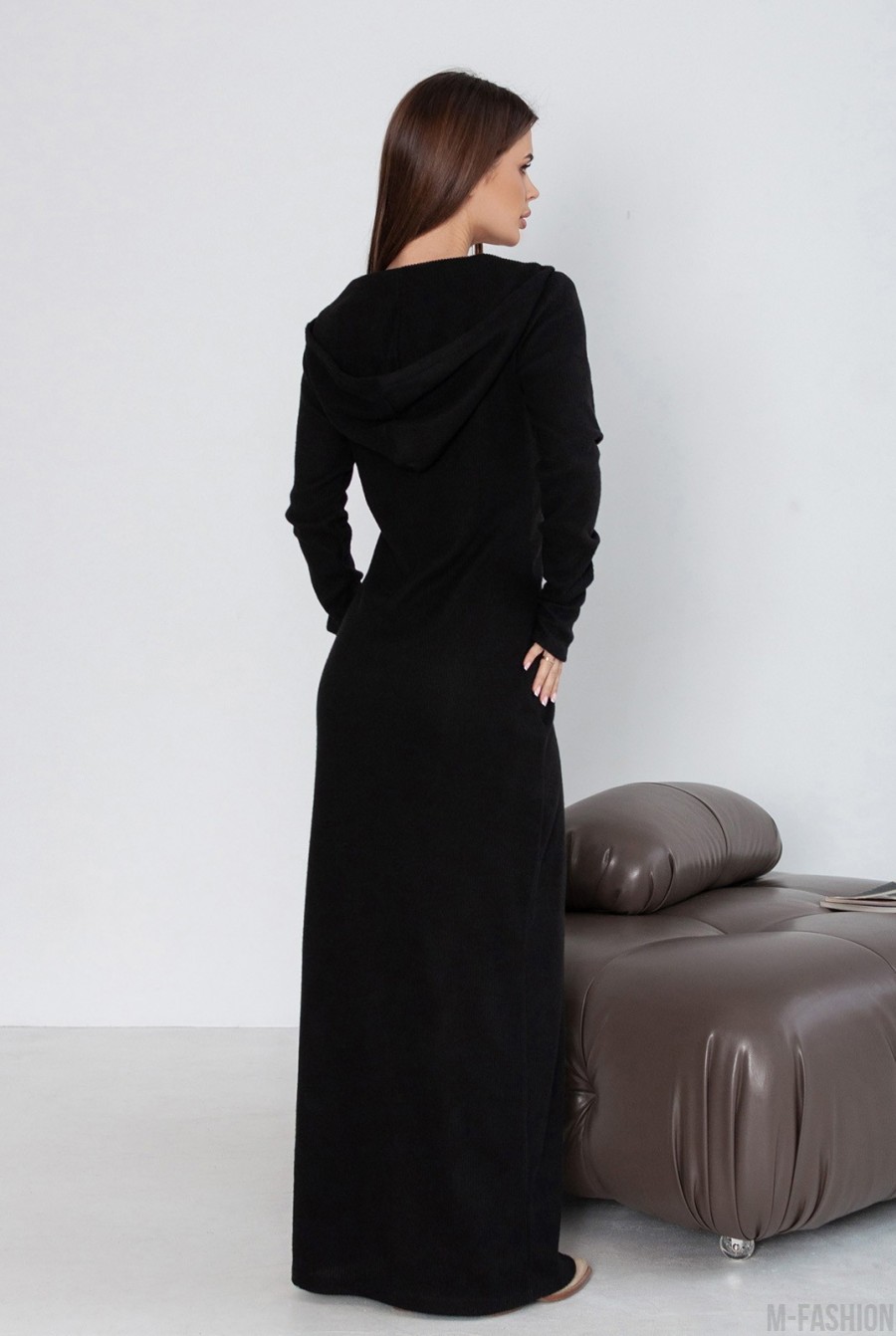 Черное ангоровое длинное платье с разрезом и капюшоном - Фото 3