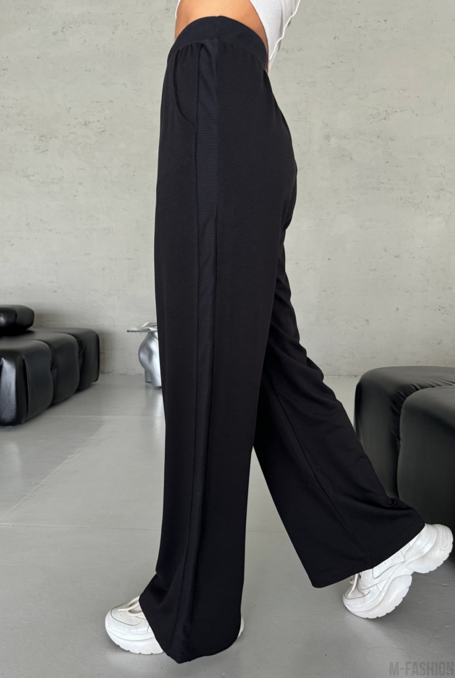 Черные трикотажные штаны с лампасами - Фото 2