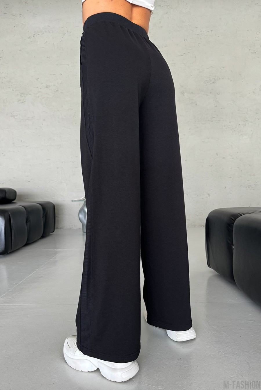 Черные трикотажные штаны с лампасами - Фото 3