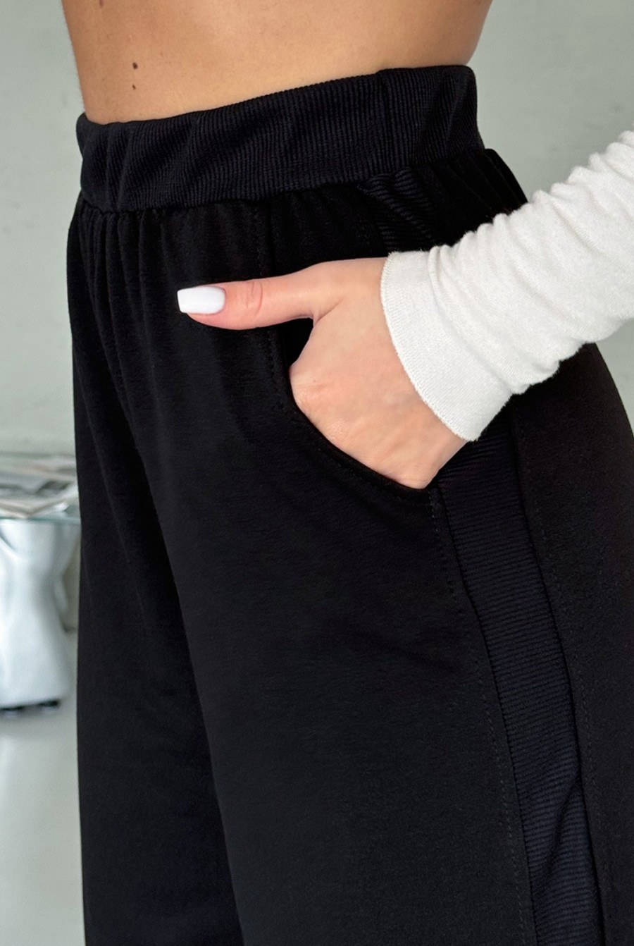 Черные трикотажные штаны с лампасами - Фото 4