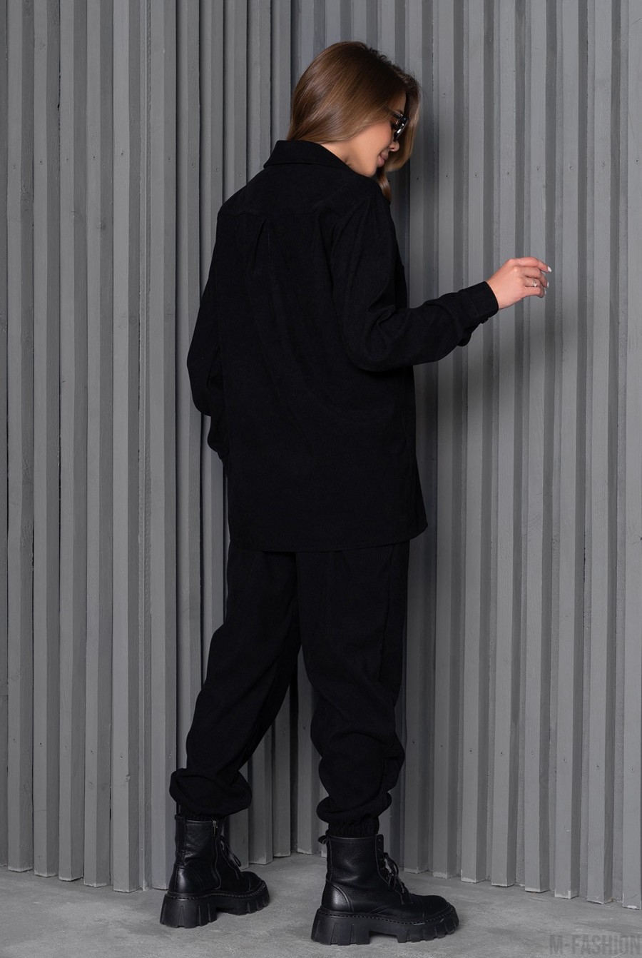 Черный вельветовый костюм с рубашкой и джоггерами - Фото 3