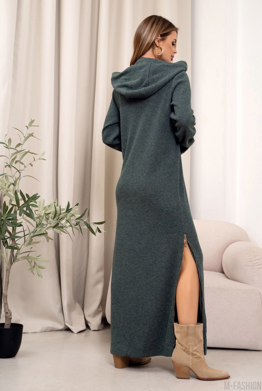 Длинное зеленое платье с капюшоном с разрезами - Фото 3