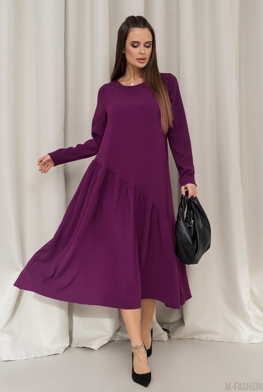 Фиолетовое платье с асимметричным воланом  - Фото 1