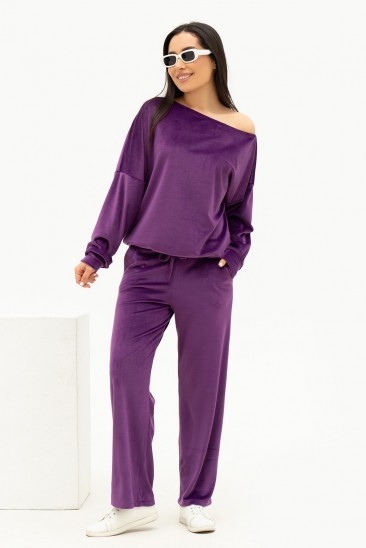 Фиолетовый велюровый костюм с открытым плечом