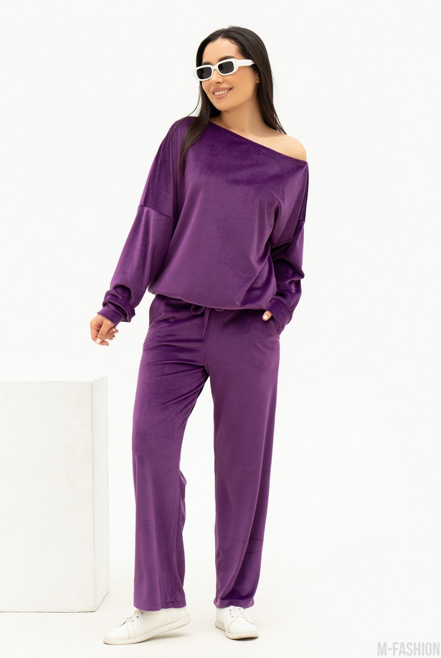 Фиолетовый велюровый костюм с открытым плечом  - Фото 1