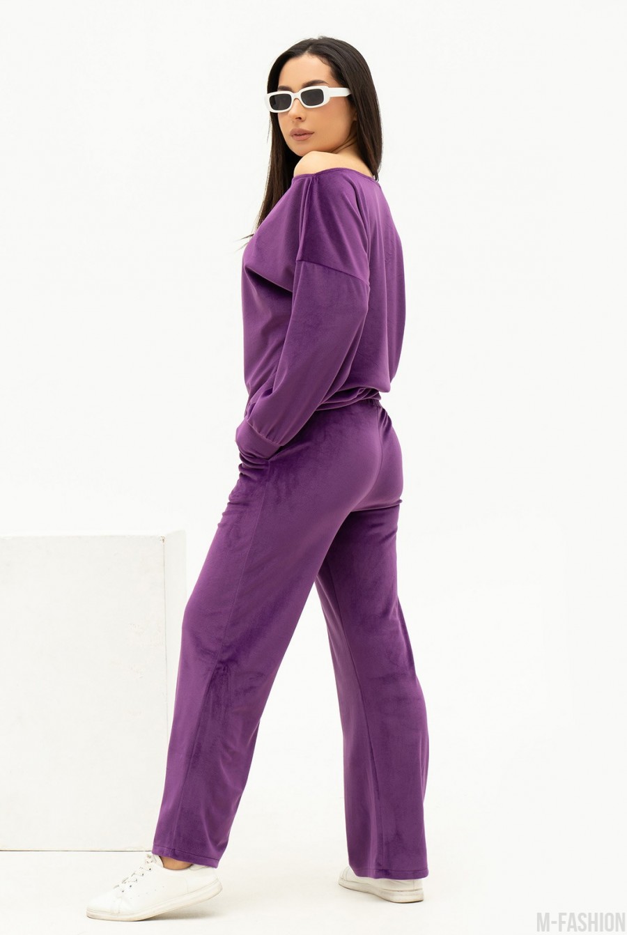 Фиолетовый велюровый костюм с открытым плечом - Фото 2