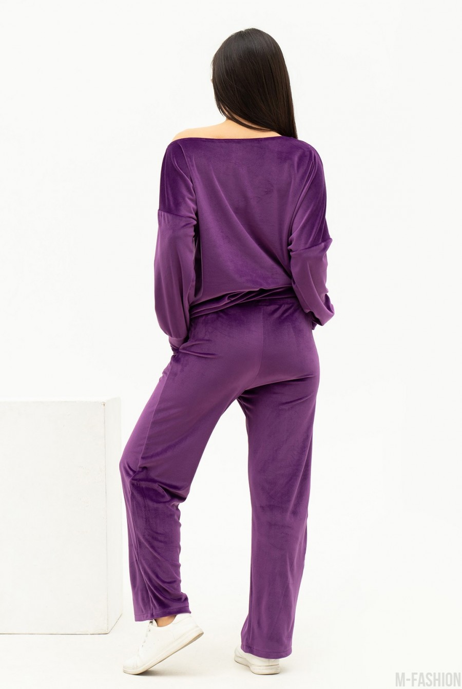 Фиолетовый велюровый костюм с открытым плечом - Фото 3