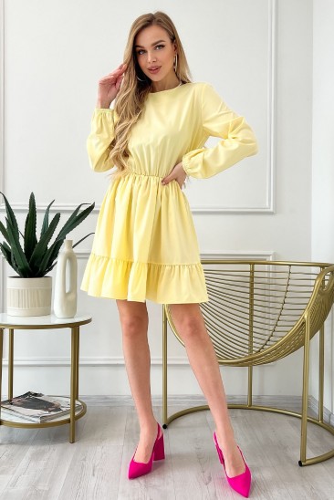 Желтое приталенное платье с воланом