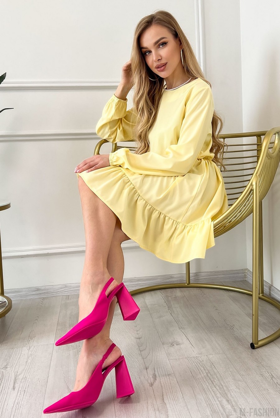 Желтое приталенное платье с воланом - Фото 4