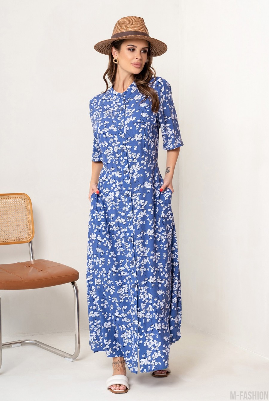 Голубое цветочное платье-рубашка с разрезами  - Фото 1