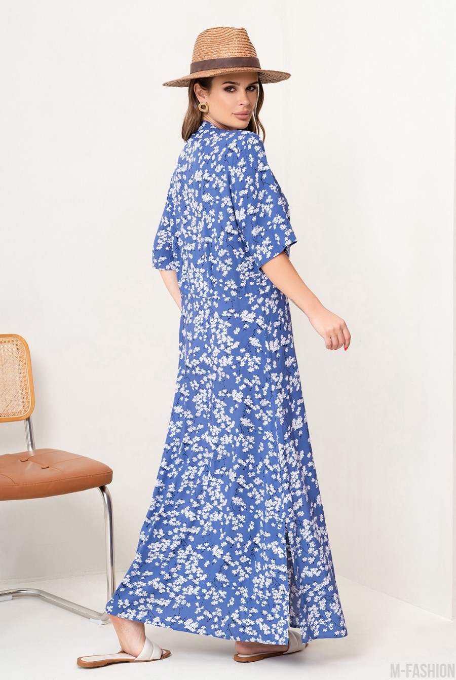 Голубое цветочное платье-рубашка с разрезами - Фото 3