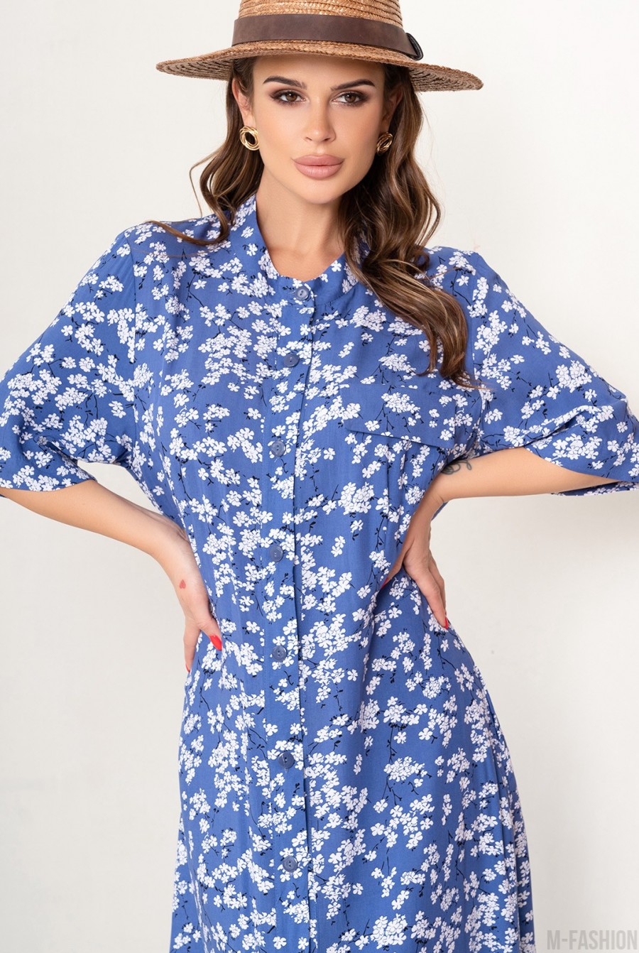 Голубое цветочное платье-рубашка с разрезами - Фото 4