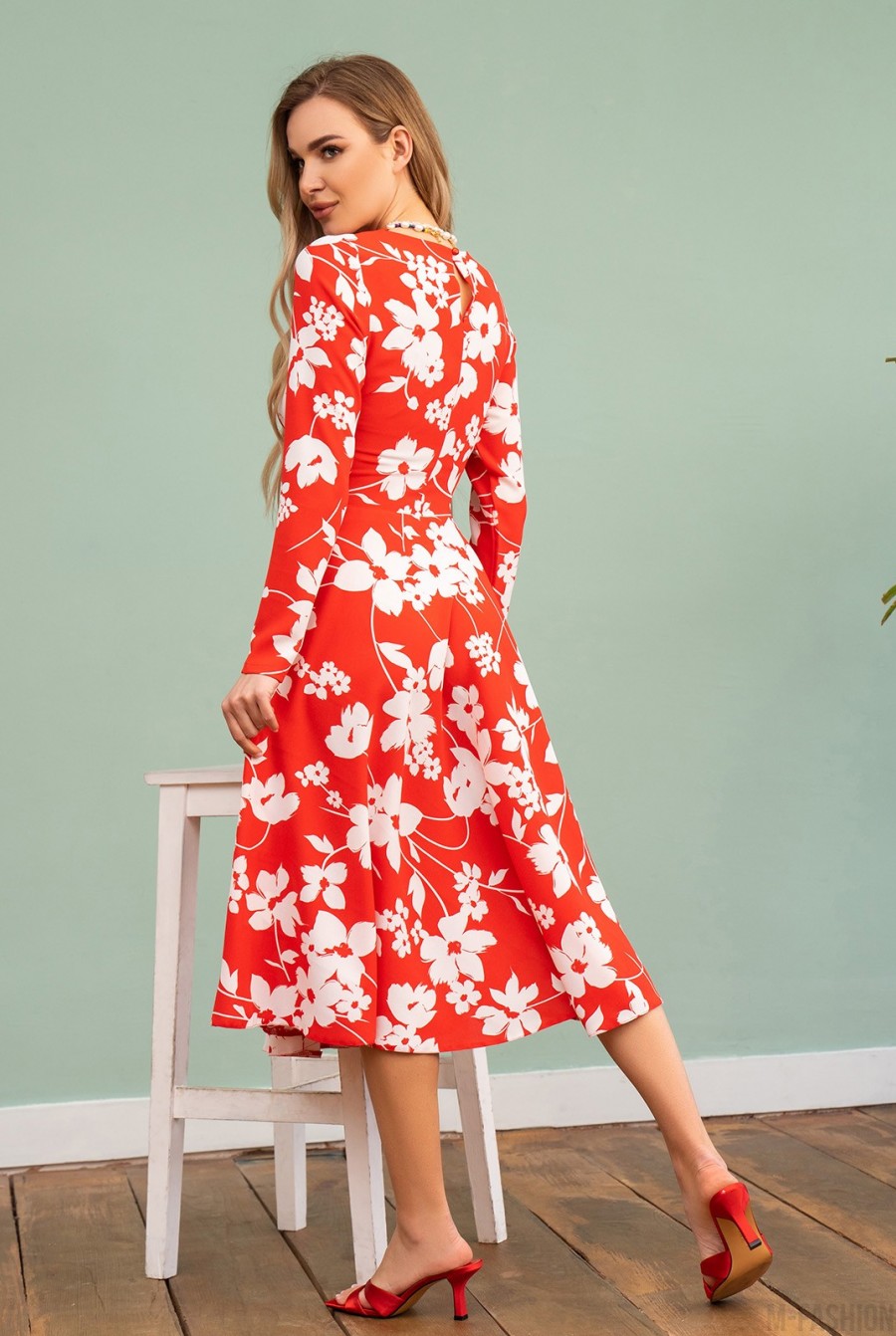 Красное креповое платье классического кроя - Фото 3