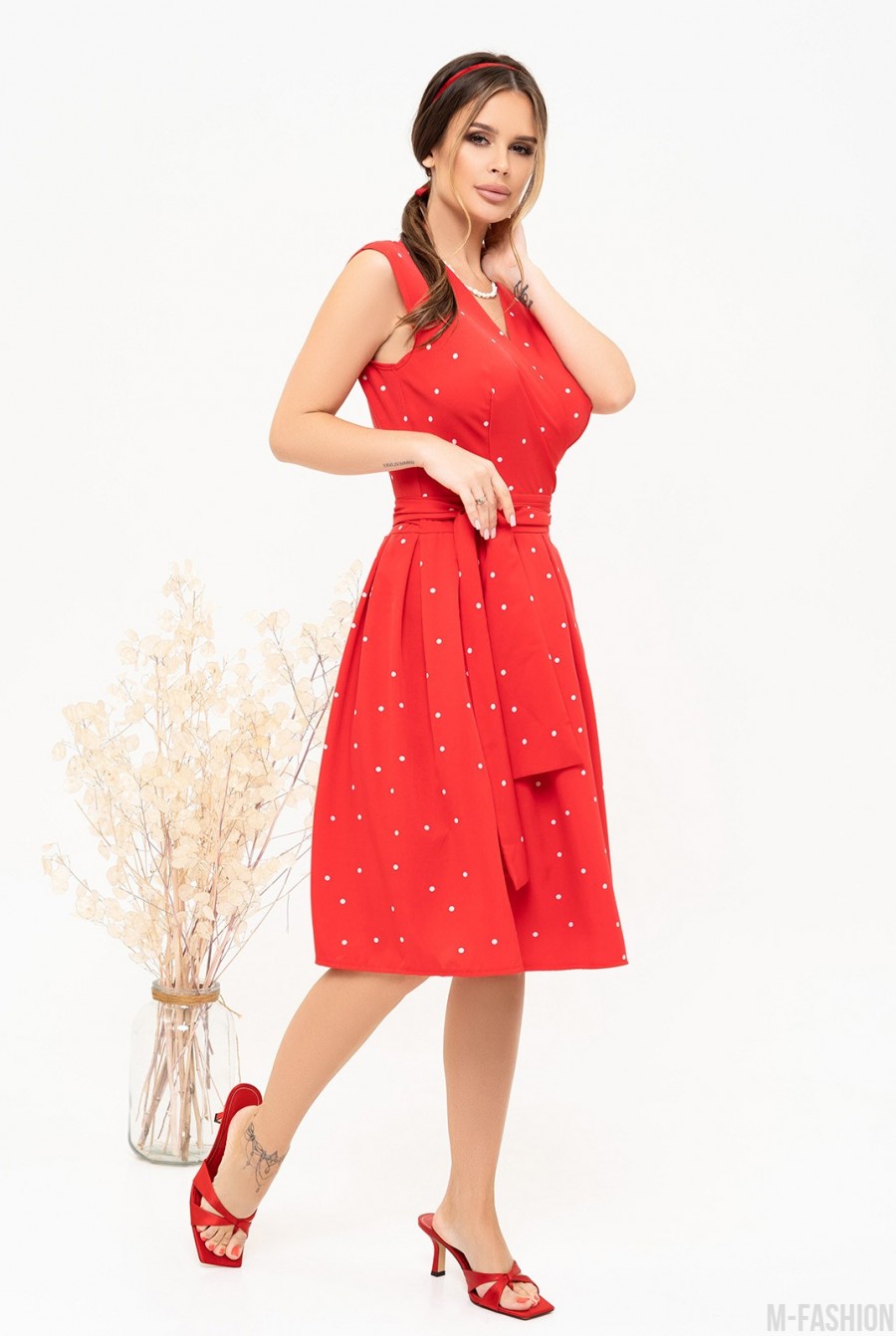 Красное в горошек платье-халат без рукавов - Фото 2