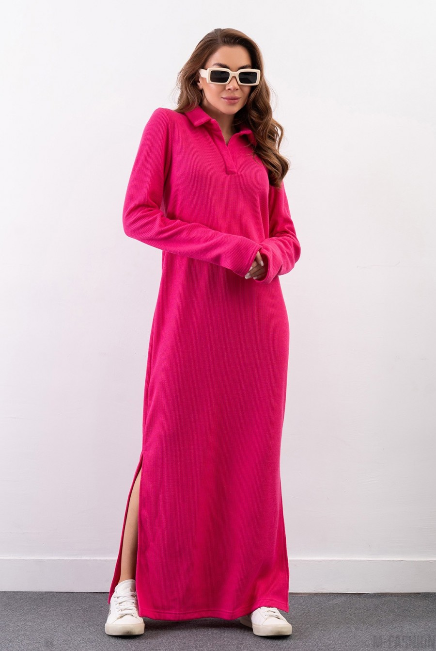 Малиновое длинное платье с воротником-поло  - Фото 1