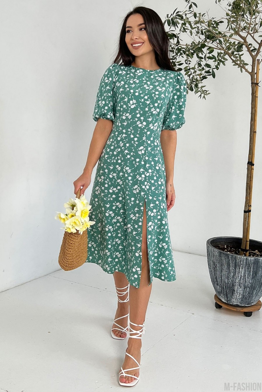 Оливковое цветочное платье с объемными рукавами  - Фото 1