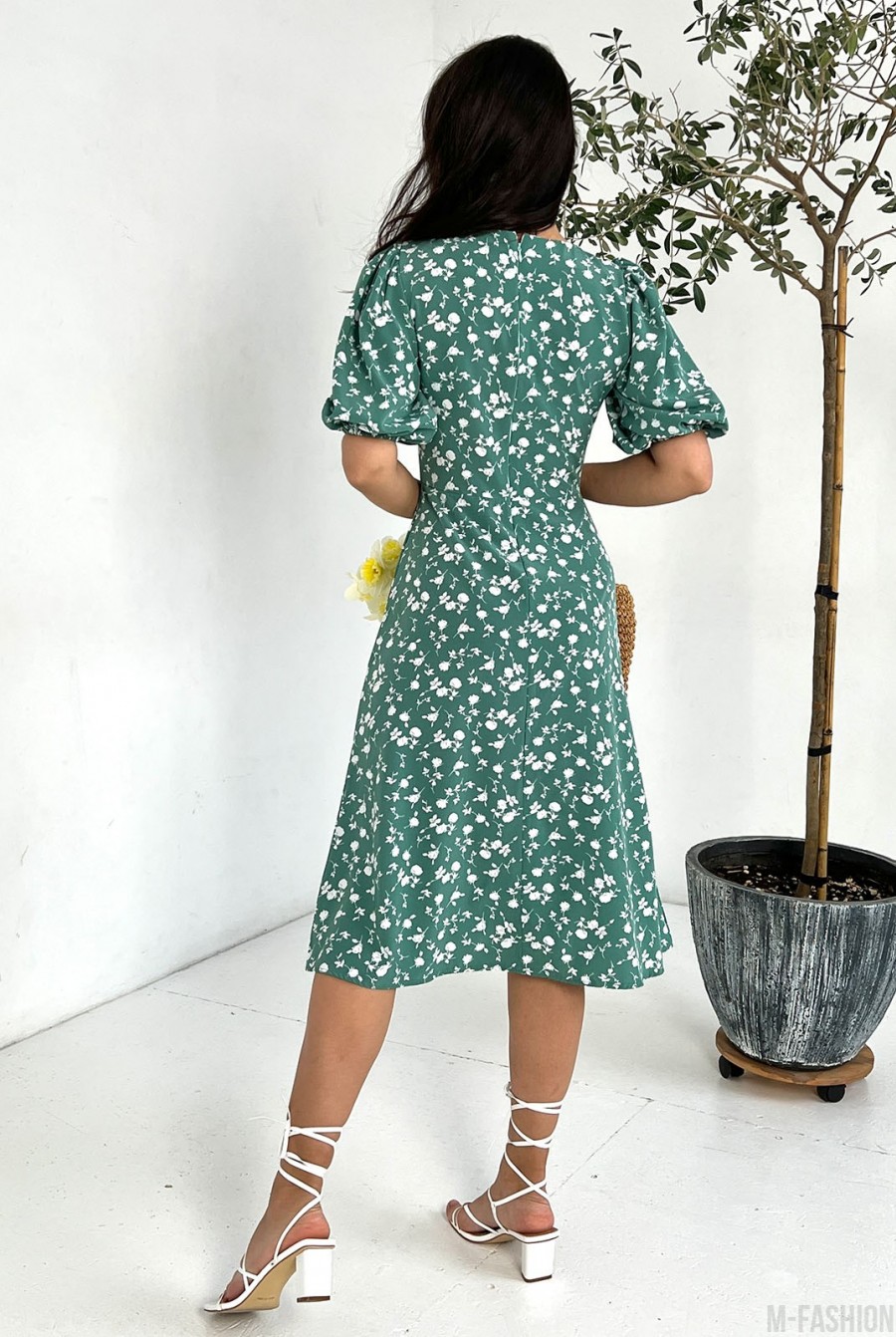 Оливковое цветочное платье с объемными рукавами - Фото 3