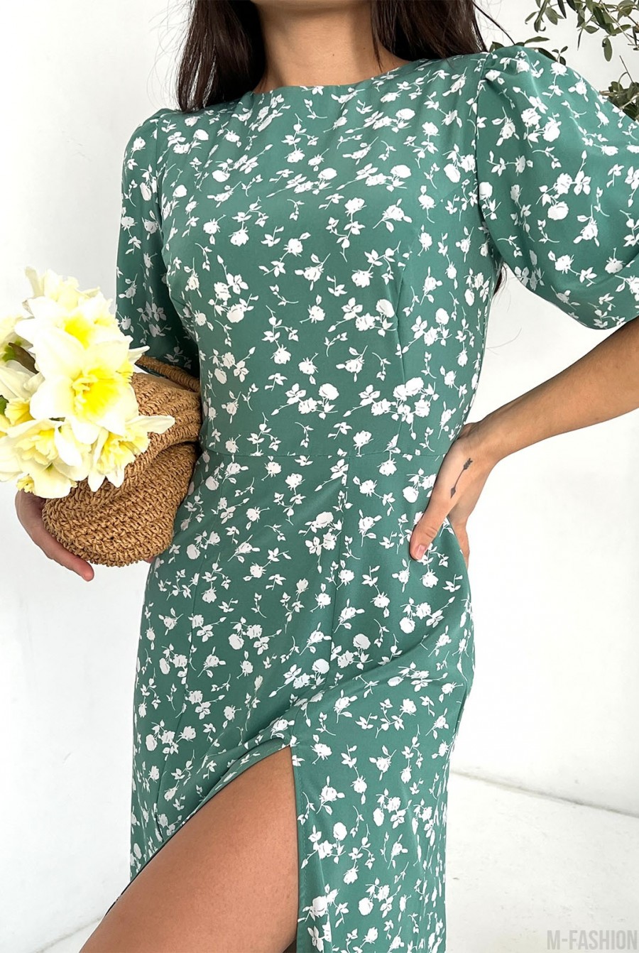 Оливковое цветочное платье с объемными рукавами - Фото 4