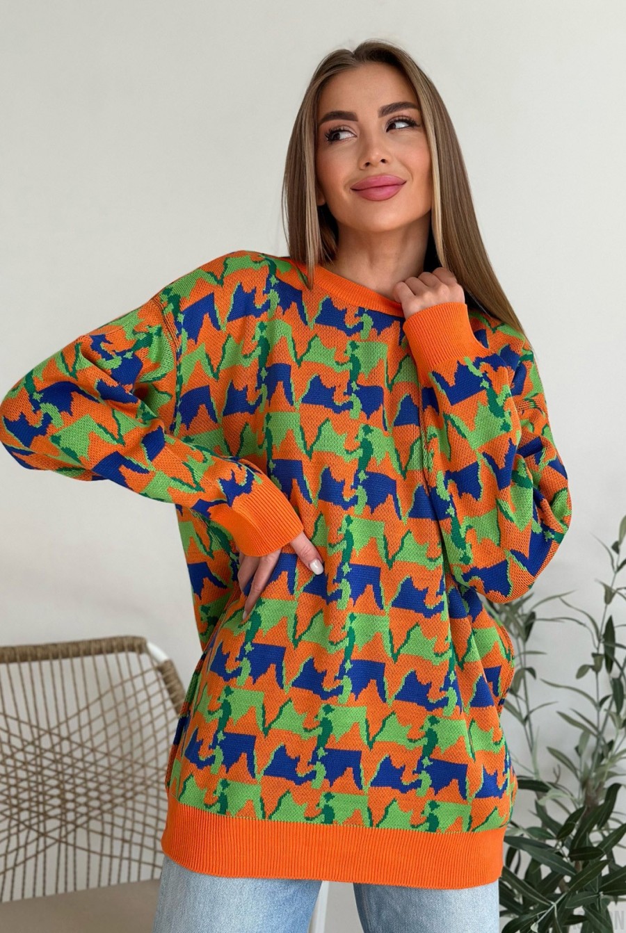 Оранжевый свободный свитер с орнаментом  - Фото 1