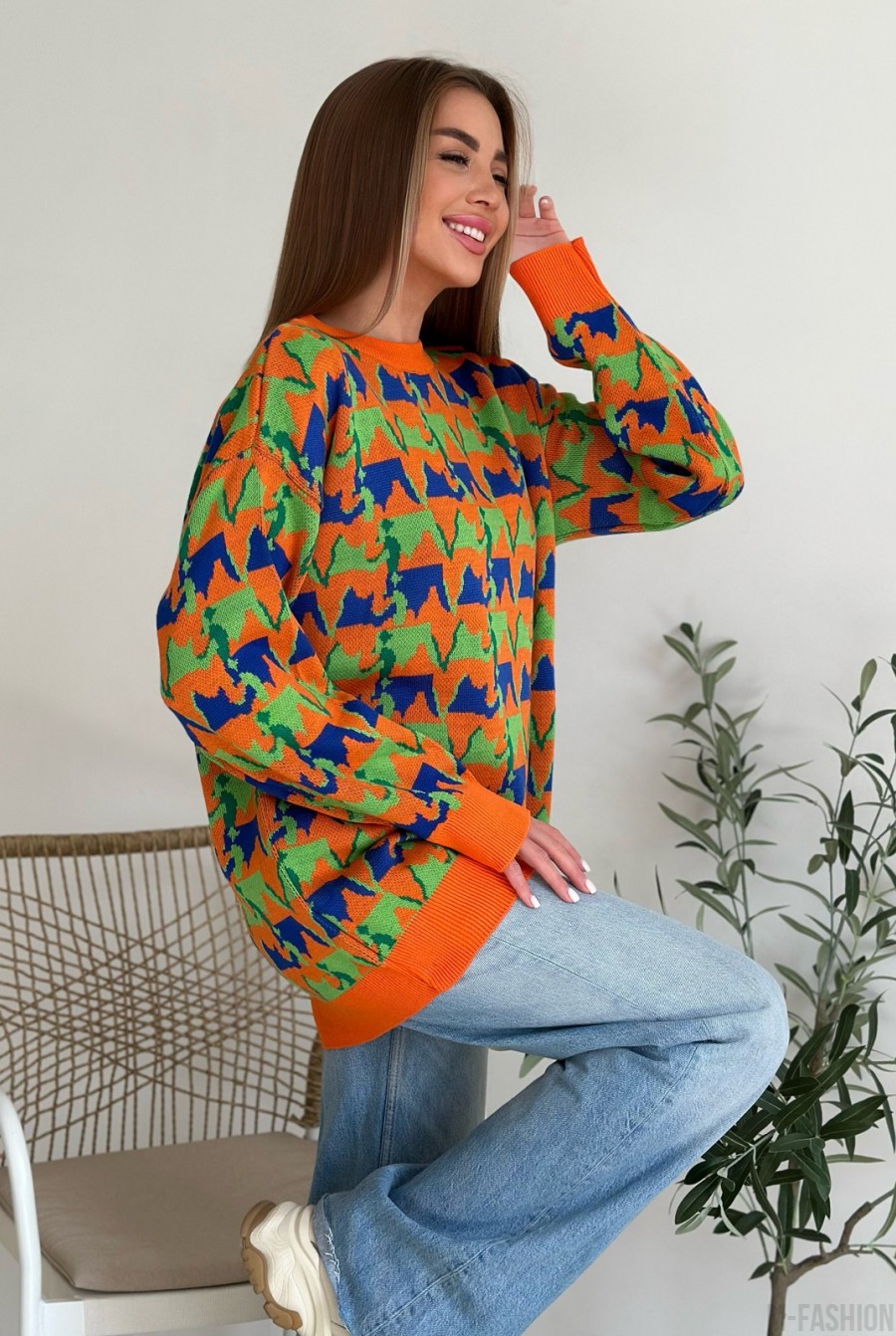 Оранжевый свободный свитер с орнаментом - Фото 2