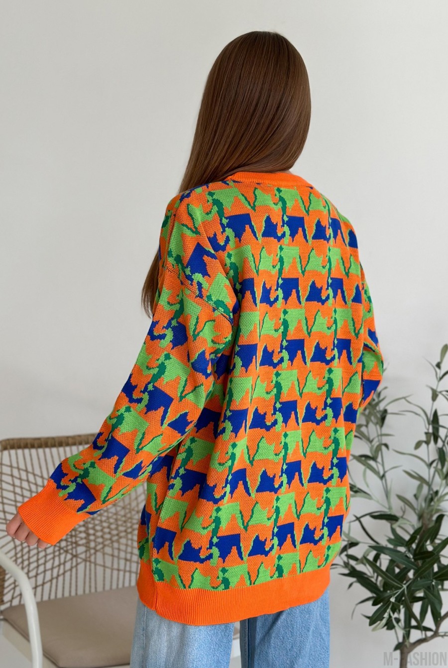 Оранжевый свободный свитер с орнаментом - Фото 3