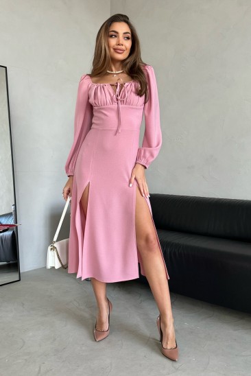 Розовое приталенное платье с разрезами