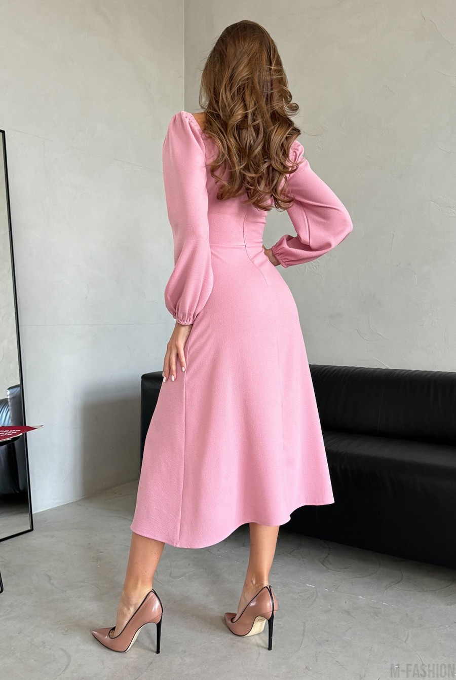 Розовое приталенное платье с разрезами - Фото 3