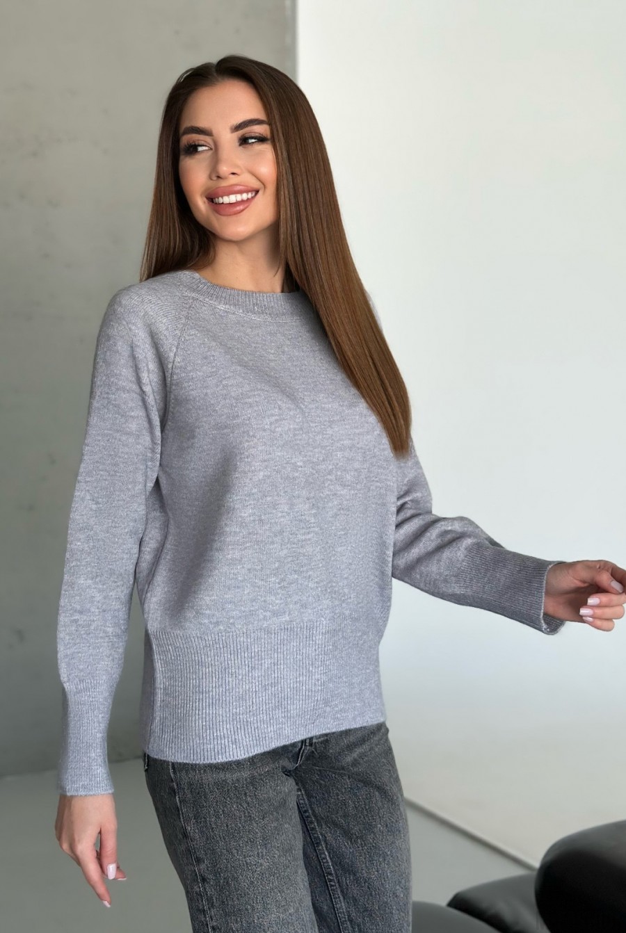 Серый ангоровый свитер с удлиненными манжетами - Фото 2