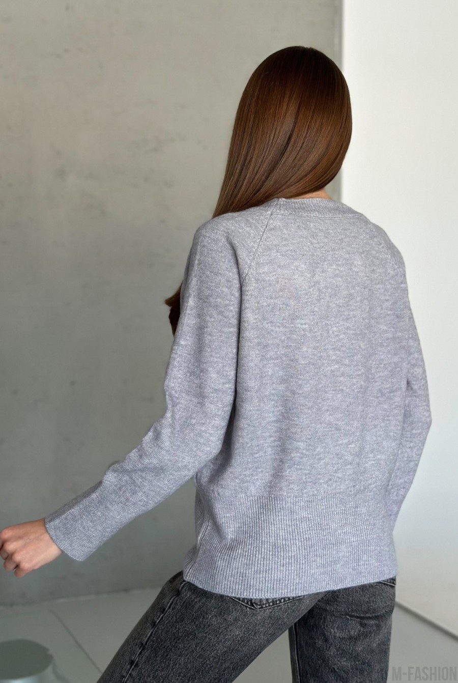 Серый ангоровый свитер с удлиненными манжетами - Фото 3