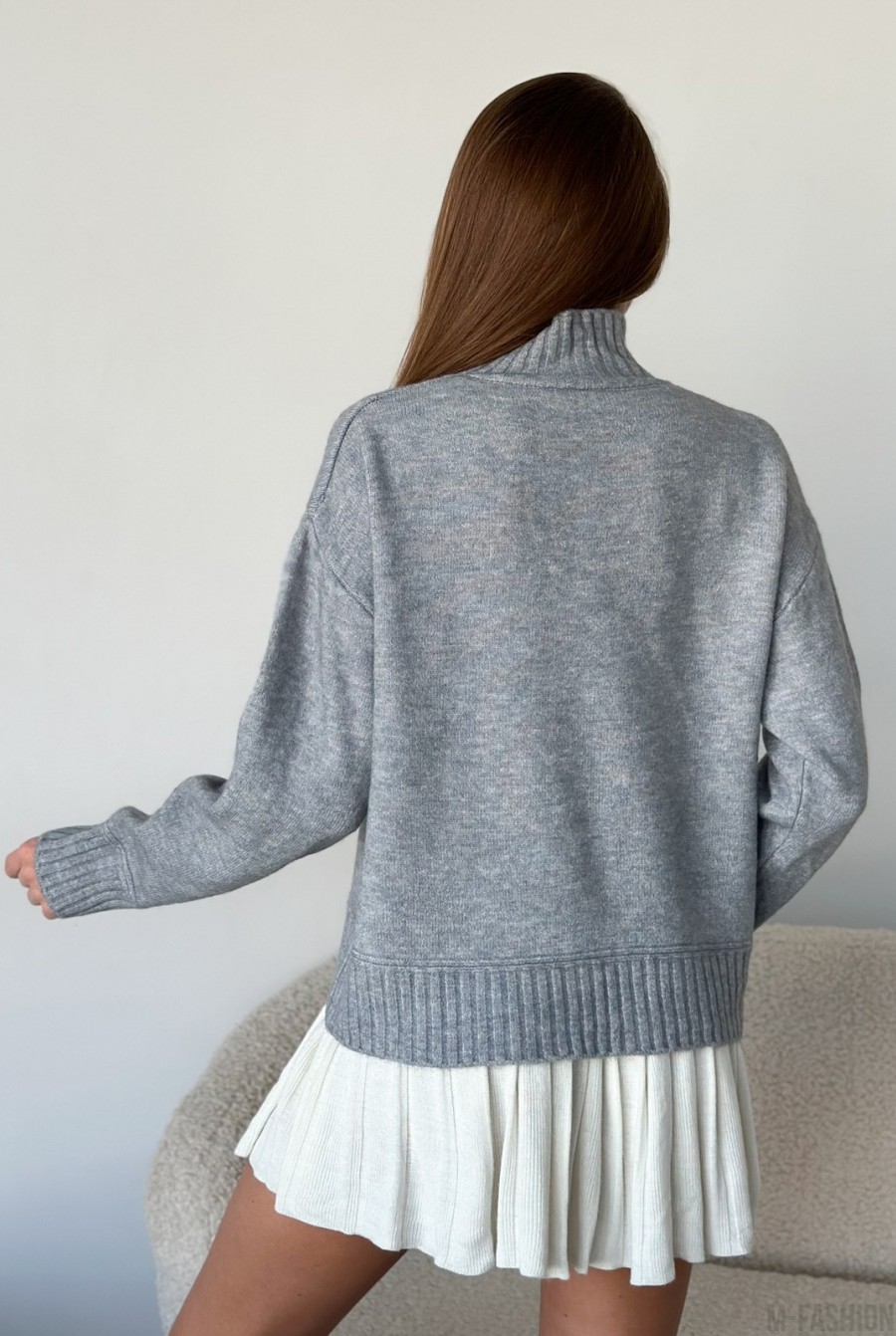 Серый ангоровый свитер с высоким горлом - Фото 3