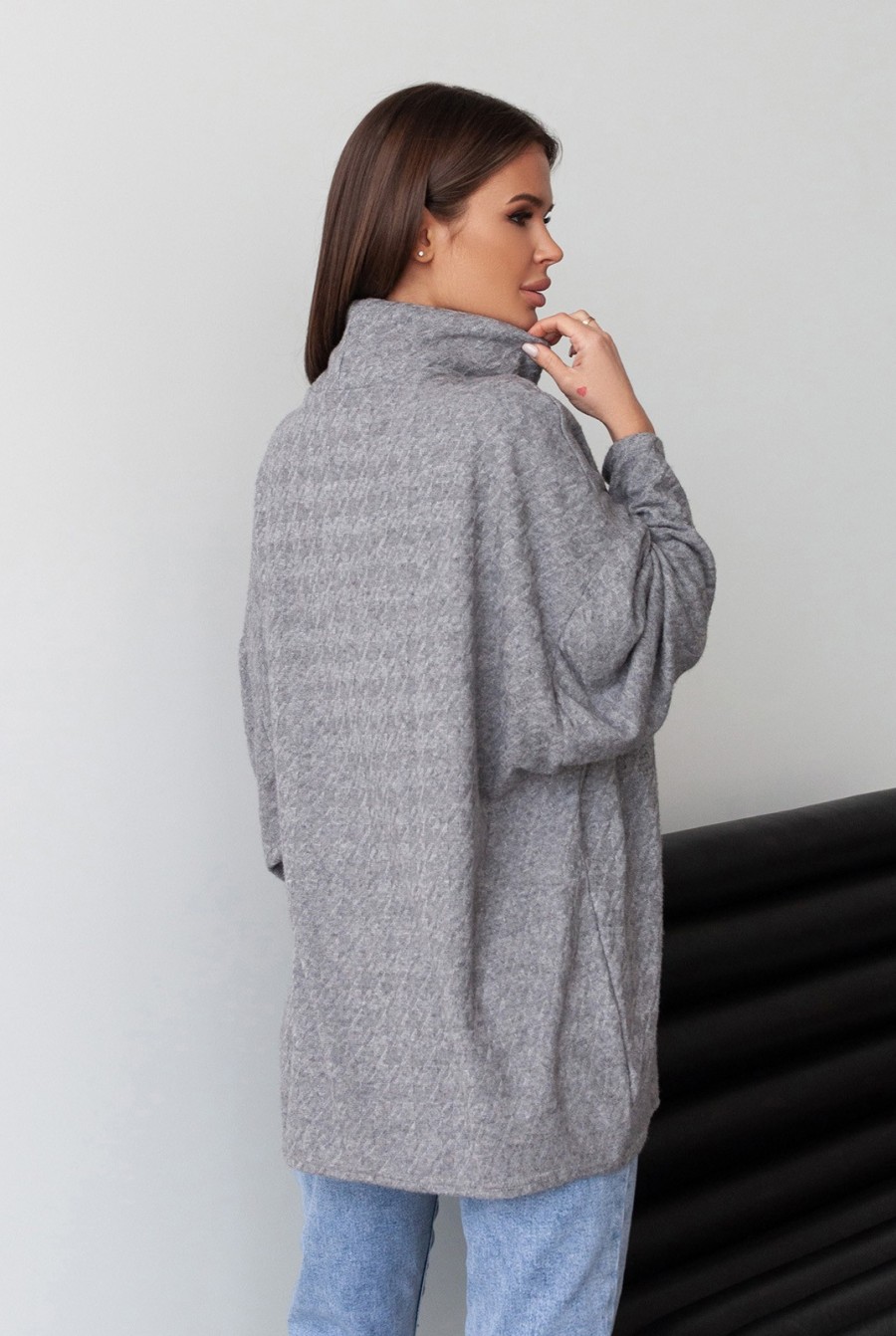 Серый фактурный свитер в стиле оверсайз - Фото 3
