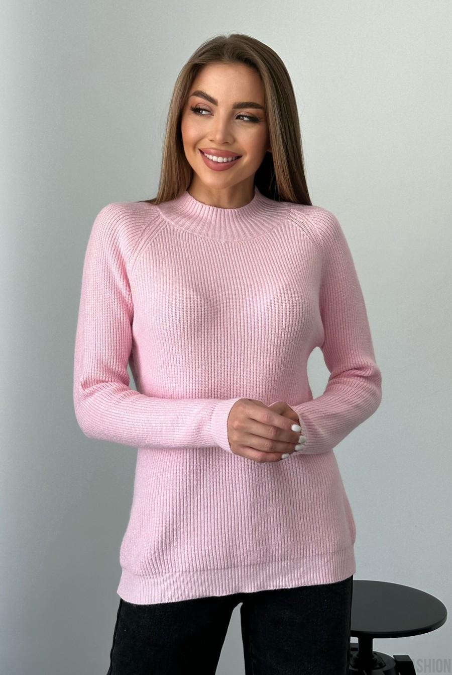 Светло-розовый свитер фактурной вязки  - Фото 1