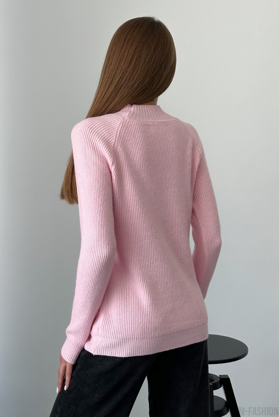 Светло-розовый свитер фактурной вязки - Фото 3