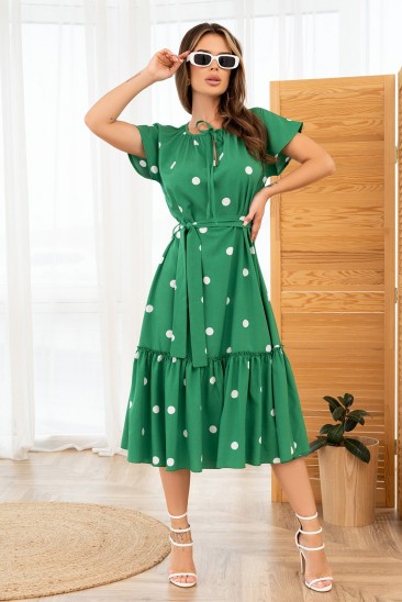 Свободное зеленое платье в горох