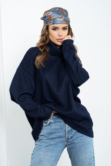 Темно-синий удлиненный свитер с высоким горлом