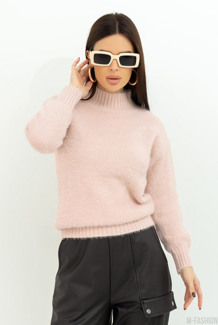 Теплый однотонный свитер-травка светло-розового цвета  - Фото 1