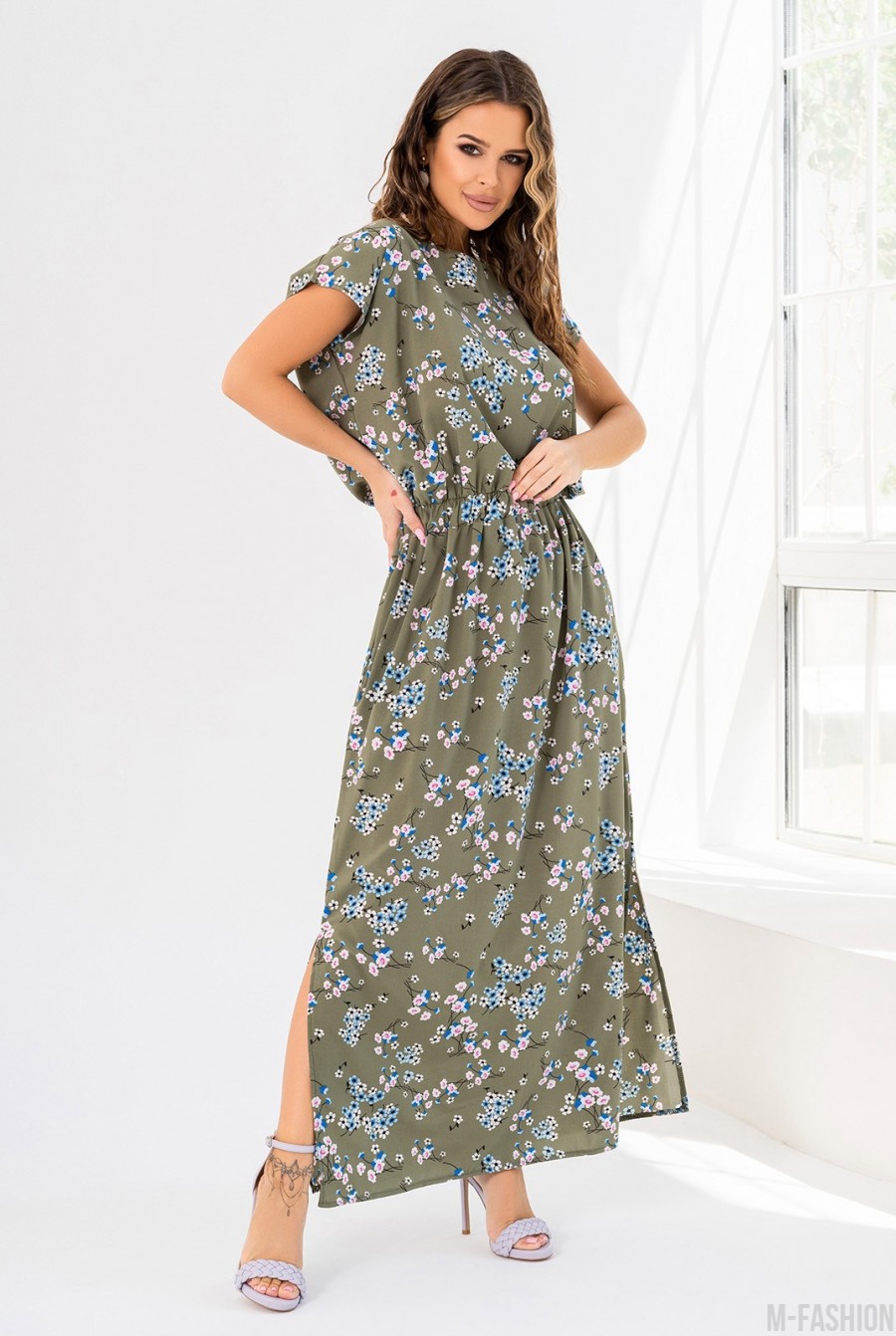 Цветочное длинное платье цвета хаки с разрезами - Фото 2