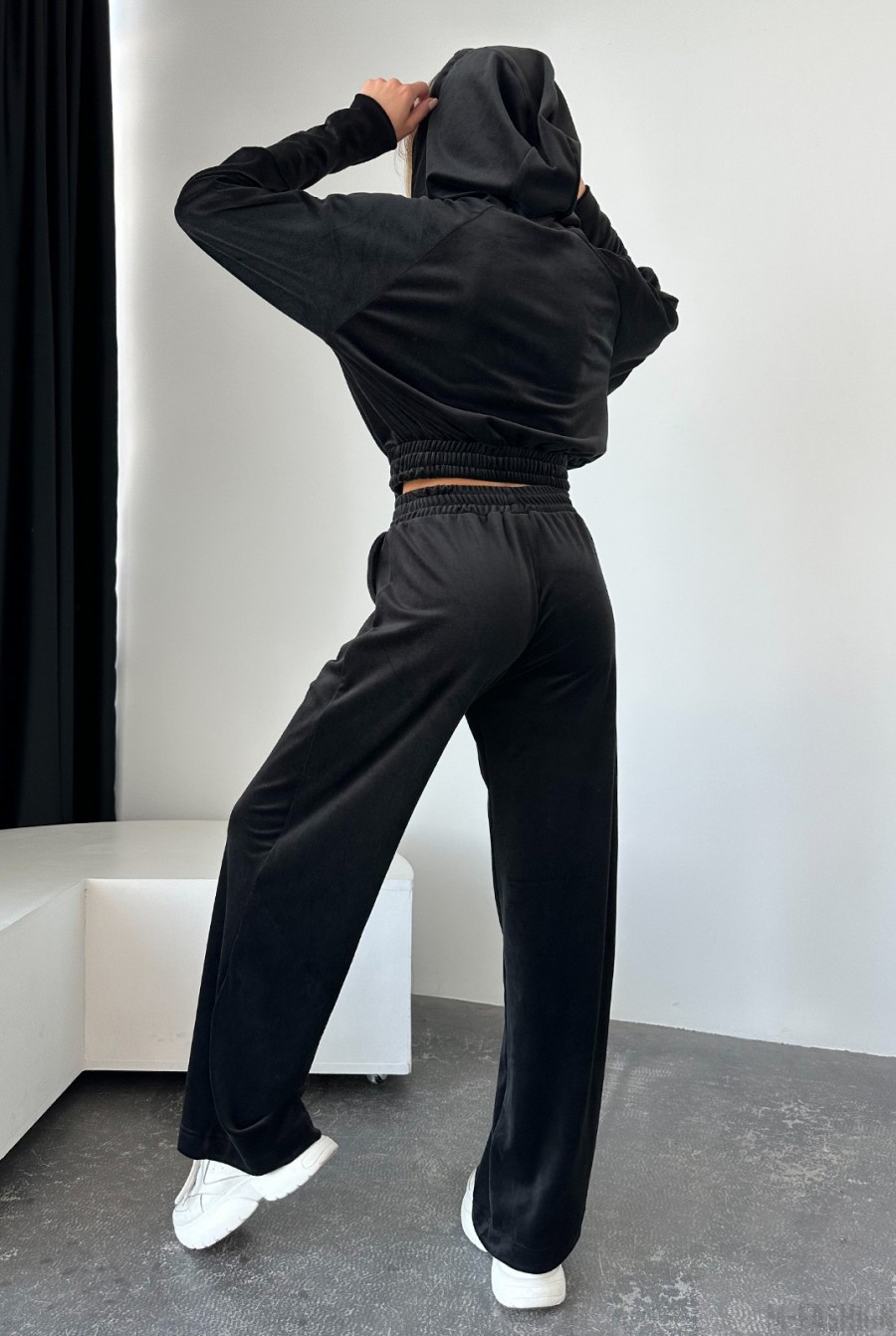 Велюровый черный костюм с короткой толстовкой - Фото 3